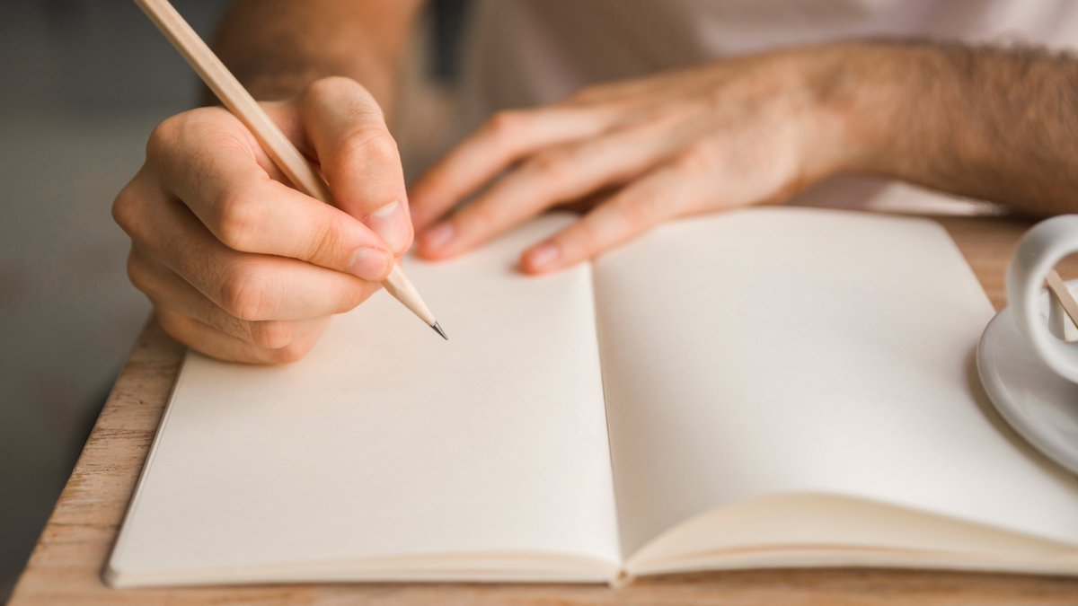 📌 Si us agrada escriure, si us agrada l'art... Us animem a participar al 4t Concurs literari de relat curt Antoni Sella i Montserrat
📖 Ja podeu consultar-ne les bases i llegir els treballs guanyadors de les edicions passades
👉museusdesitges.cat/ca/concurs-lit…