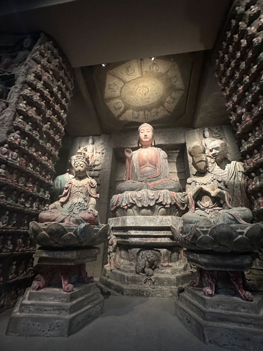 Share some photos of cultural relics I took when I went to Xi'an, China in 2020. The following are treasured cultural relics from Shaanxi History Museum💕
给大家分享我在2021年去西安拍的一些陕西历史博物馆的文物, 这四件为佛菩萨三尊金造像，明代彩绘仪仗俑，唐三彩载乐骆驼俑和钟山石窟