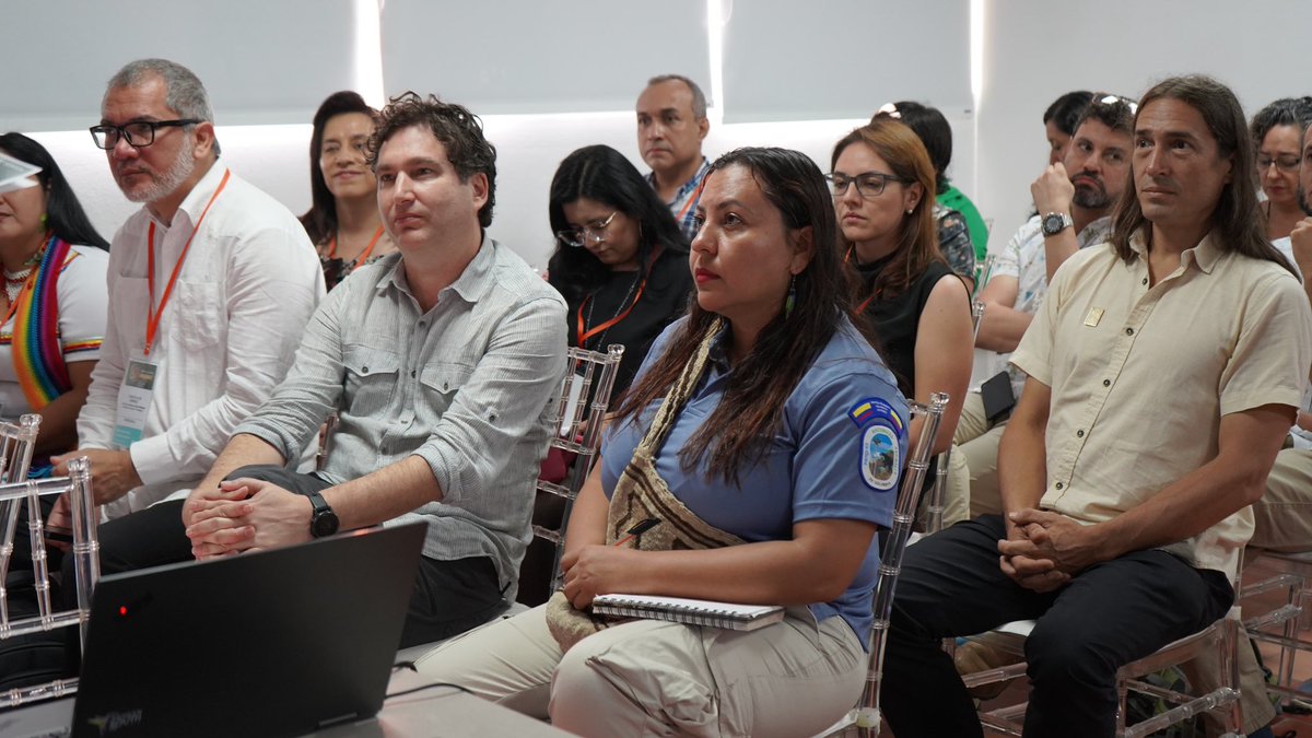 #AEstaHora en la sede Leticia del #InstitutoSINCHI se realiza la presentación 🗣️ “Inteligencia Artificial como Herramienta para la Protección de la Amazonía” por parte de <a href="/GIOcampo/">Guillermo Ocampo</a>, Dir. Tranformación Andino Sur de <a href="/MicrosoftLatam/">Microsoft Latinoamérica</a> y Andrés Hernández - Inv. CinfonIA de <a href="/Uniandes/">Uniandes</a>.