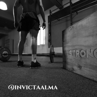 invictaalma's tweet photo. Ejercicio del día: Elevación de talones.
Excelente para fortalecer tus pantorrillas. Simplemente ponte de pie, recto, y levanta los talones del suelo. Haz tres series de 15 repeticiones. ¡Tú puedes! #AlmaInvicta #Entreno https://t.co/zY07tfVloU