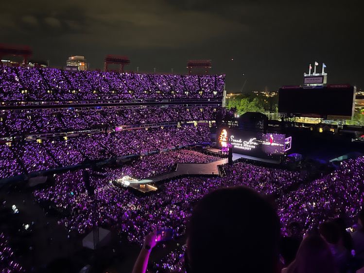 msidnights's tweet photo. O taylor nation sugeriu que todos que forem ao show de amanhã e sábado vá vestindo roxo… a the eras tour dessa semana vai emocionar muito e eu não tô preparado 

long live indo com Deus https://t.co/fZNivkqFPF