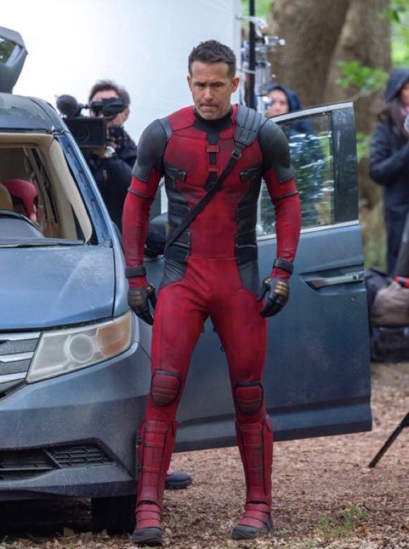 XMenUpdate's tweet photo. First look at Ryan Reynolds in costume on the set of ‘DEADPOOL 3’ ⚔️ https://t.co/V5oMNRLaYY