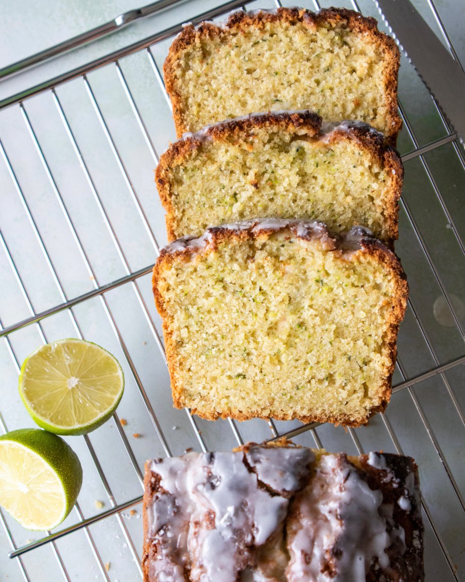 AnnalenasBlog's tweet photo. Perfekt für alle, die Zucchini im Garten haben - und sie gerne kaufen: einfacher, saftiger Zucchinikuchen! 
https://t.co/axQGtZJxJZ https://t.co/F8P28j1aUc
