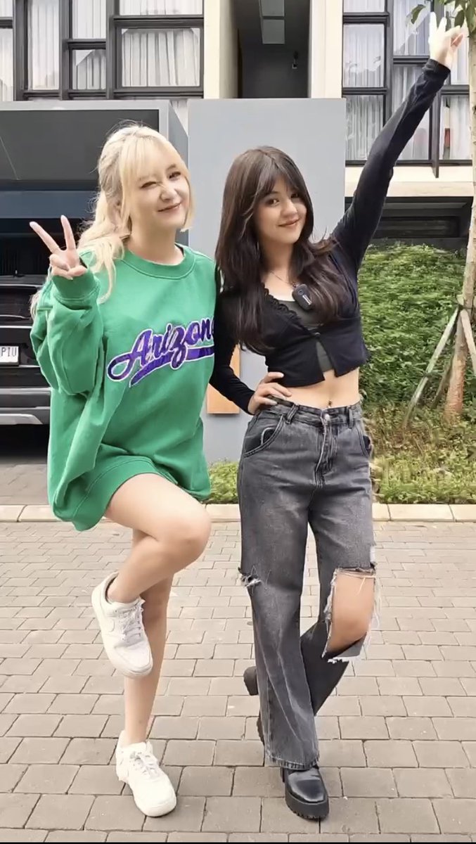 tokopedia's tweet photo. Eh, ini Vonzy sama Vior @onic_esports kenapa bisa se-fleksibel ini selfienya? Oh, ternyata karena barang ini. Bungkus sekarang!💚
https://t.co/LXmisO8NUh
#racunringkas #ringkas #gadget https://t.co/WvhNUx9I3C
