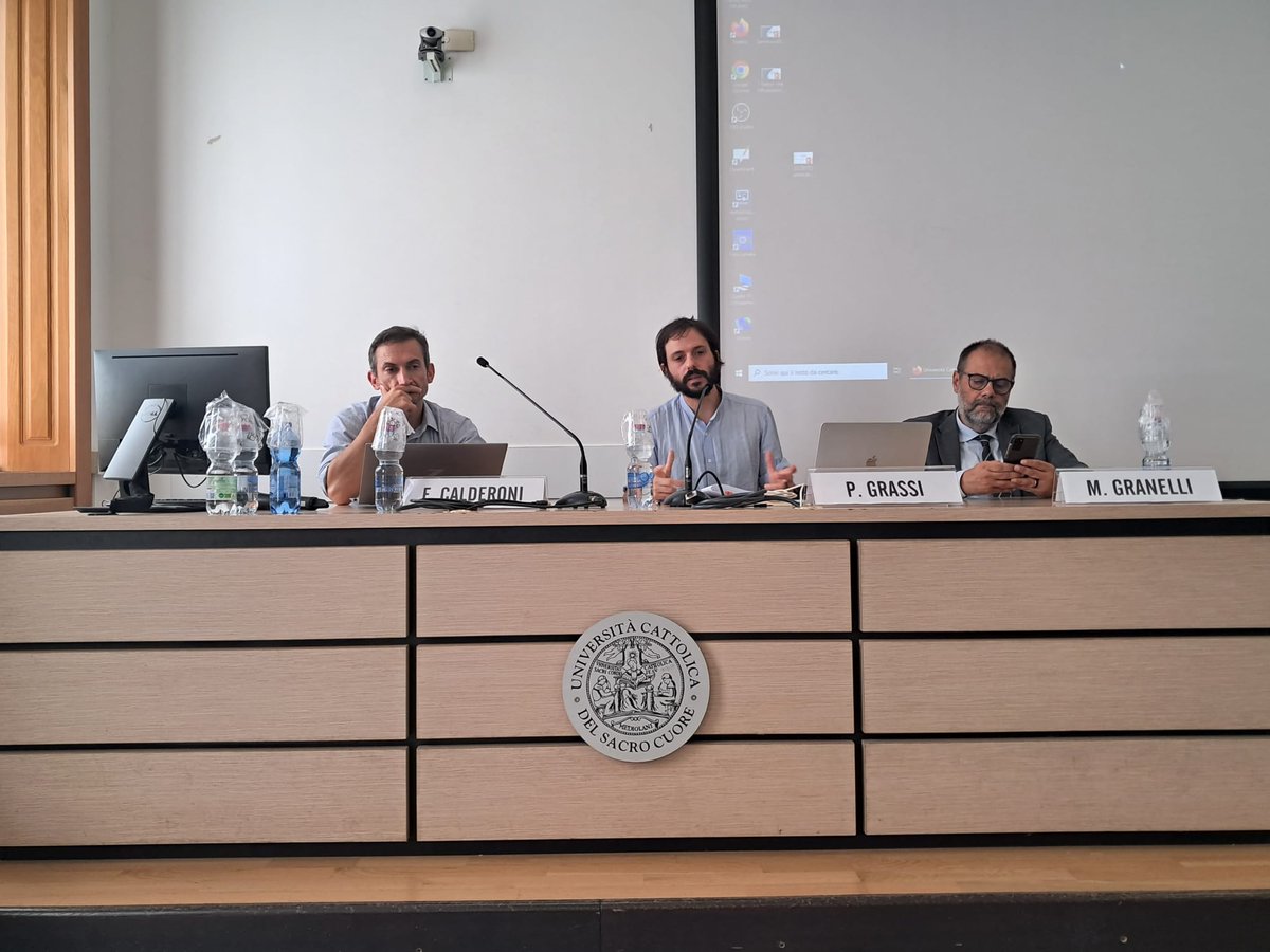 FraCalderoni's tweet image. Grazie a tutti i partecipanti al seminario &quot;Giovani, devianza e violenza nello spazio urbano&quot; del Dipartimento di #sociologia @Unicatt. 
In particolare a Paolo Grassi (@unimib), autore di &quot;Barrio San Siro: interpretare la violenza a Milano&quot; 
e a @MarcoGranelliMI (@ComuneMI).