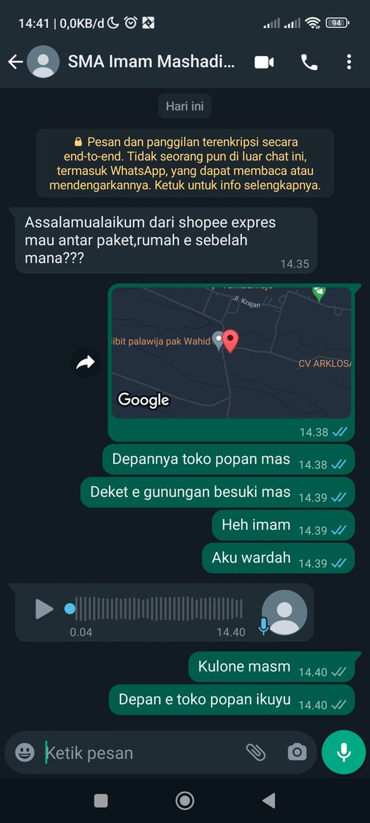 JeonDaWa's tweet photo. Aku refleks jawab pas temenku WA gitu, ternyata dia kurir JNT, dapi baru ketemu kali ini. 
Di vn dia bilang, 
"Ya namanya SOP War, ya harus chat gitu dulu." Sambil ketawa-tawa 🙂🙂🙂 https://t.co/UcStN3BEoo