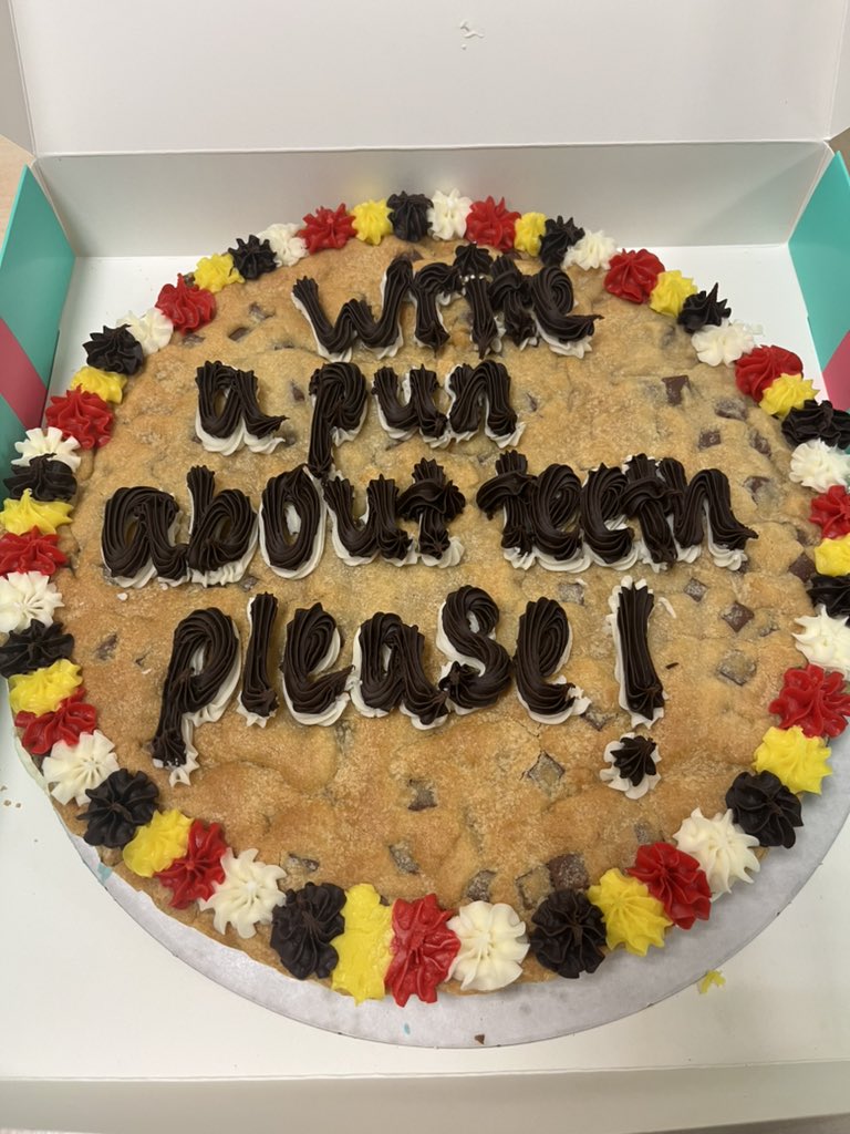 kellyda57876609's tweet photo. awww Dr Aji C25 are going to miss you tremendously,you’re enthusiasm brightens all our days.Thank-you for the giant cookie and for just being you @MiriamMutize https://t.co/2vV62WLnZE