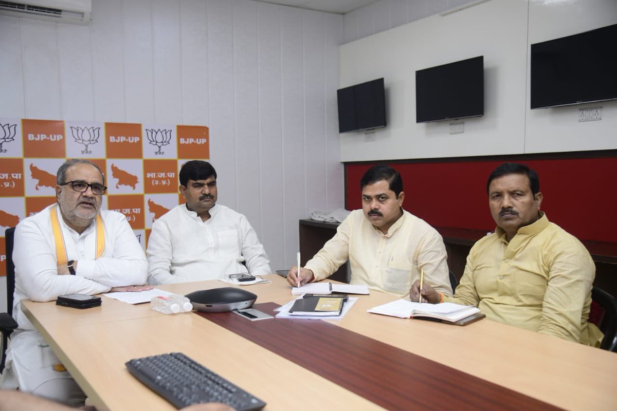 sanjayraiupbjp's tweet photo. आज भाजपा प्रदेश मुख्यालय, लखनऊ में प्रदेश अध्यक्ष माननीय श्री @Bhupendraupbjp जी और प्रदेश महामंत्री (संगठन) माननीय श्री @idharampalsingh जी ने "महा-जनसम्पर्क अभियान" को लेकर क्षेत्रीय प्रभारी, क्षेत्रीय अध्यक्ष, जिला प्रभारी एवं जिला अध्यक्षों के साथ वर्चुवल बैठक की। https://t.co/hl15fMFU0F