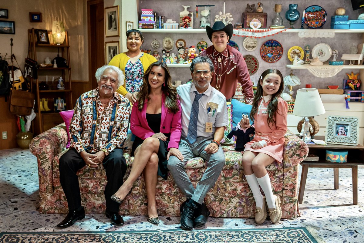 AlvaroCueva's tweet image. "¡Chócalas, Compayito!" milenio.com/opinion/alvaro… @oscarortizdp @PedroOdeP @EDSONZUNIGA @Mariazelzel @claudiaacostaof @marcelobarceloo #ChocalasCompayito #Compayito #EdsonZuñiga #RaulAraiza #RafaelInclan #Mariazel #ClaudiaAcosta #Comedia #Humor #TV #Television #Televisa #Mexico