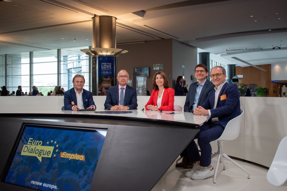 EPoptcheva's tweet photo. ¡Empezamos las jornadas #Eurodialogue sobre las reformas del sistema de pensiones y del mercado laboral 🇪🇸 y lo que podemos aprender de otros países 🇪🇺!
con @magarciadiaz, @mjansen_madrid, @SchuhUlrich, @mBarslund y Markus Knell

Nos vemos en el streaming a las 17h👇
https://t.co/zkLguMBM6n