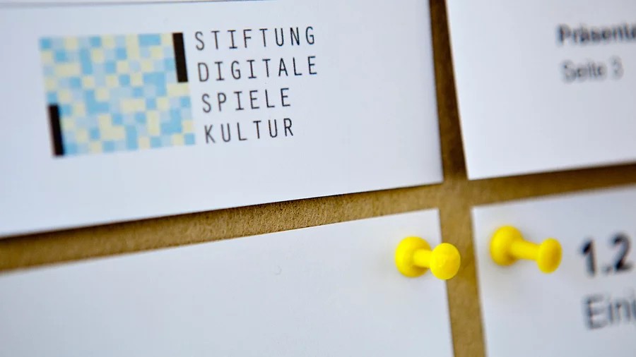 📨 Unser neuer Newsletter steht im Zeichen des Projekts #LetsRemember, das wir mit <a href="/DKRKultur/">Deutscher Kulturrat</a> &amp; gefördert durch <a href="/evzfoundation/">Stiftung Erinnerung, Verantwortung und Zukunft</a> umsetzen. Um die Schnittstelle von #Erinnern &amp; #Games 🎮🕯️ dreht sich auch der Gastbeitrag von <a href="/prokrustesbett/">Markus Bassermann</a>. 
Hier lesen  🖱️➡️ t1p.de/5d0rj