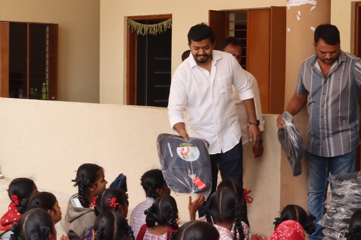 MDR_Foundation's tweet photo. పటాన్చెరువు పట్టణంలోని జిల్లా పరిషత్ బాలికల ఉన్నత పాఠశాల విద్యార్థులకు #MDRఫౌండేషన్ చైర్మన్ మాదిరి దేవేందర్ రాజు గారి సహకారంతో ఆయన తనయుడు #MDRఫౌండేషన్ కో-ఫౌండర్ మాదిరి ప్రిథ్వీరాజ్ గారు పాల్గొని ఆయన చేతుల మీదుగా విద్యార్థినిలకు స్కూల్ బ్యాగులను పంపిణీ చేశారు. https://t.co/pUZSEle7UY