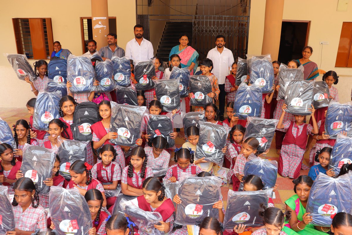 MDR_Foundation's tweet photo. పటాన్చెరువు పట్టణంలోని జిల్లా పరిషత్ బాలికల ఉన్నత పాఠశాల విద్యార్థులకు #MDRఫౌండేషన్ చైర్మన్ మాదిరి దేవేందర్ రాజు గారి సహకారంతో ఆయన తనయుడు #MDRఫౌండేషన్ కో-ఫౌండర్ మాదిరి ప్రిథ్వీరాజ్ గారు పాల్గొని ఆయన చేతుల మీదుగా విద్యార్థినిలకు స్కూల్ బ్యాగులను పంపిణీ చేశారు. https://t.co/pUZSEle7UY