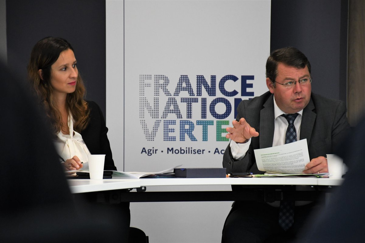 Prefet56's tweet photo. #FondsVert |
Stéphane Jarlégand, secrétaire général, et Marie Wencker, secrétaire générale adjointe, étaient à Meucon, pour remettre un trophée #FranceNationVerte
👉Commune lauréate du Fonds Vert pour la réhabilitati° d'un bâtiment communal en commerce et logements sociaux. https://t.co/tYqNKLCTvn