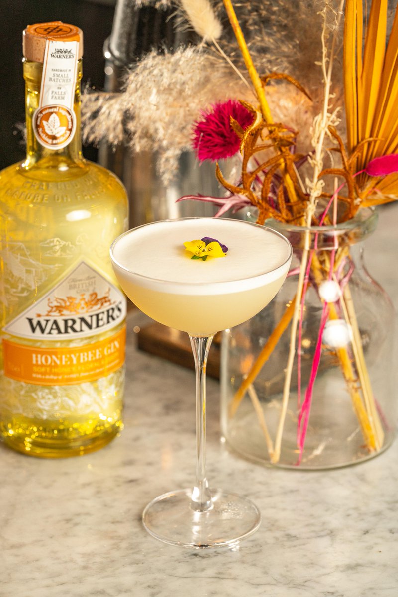 Have you met Honey Bee Sour?🐝💛 One of our latest cocktail additions boasts a bee-utiful blend of blackbee syrup, lemon juice, egg white and <a href="/warnersgin/">Warner’s Distillery</a> Honeybee Gin, shaken to perfection and topped with a delicate flower 🌸🌼 

#lanesoflondon #gin #cocktails #summer #parklane