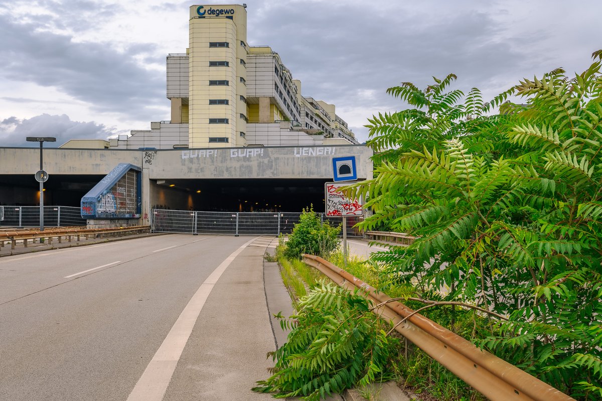 autofreiberlin's tweet photo. Wo früher Autos fuhren: Die A104 in Wilmersdorf ist die erste Berliner Stadtautobahn, die stillgelegt wurde. Eine sechsspurige Schnellstraße mitten durch einen Wohnblock zu führen hatte sich – Überraschung – dann doch nicht als die beste Idee erwiesen, 1/3 https://t.co/Z5aZfAI0l4
