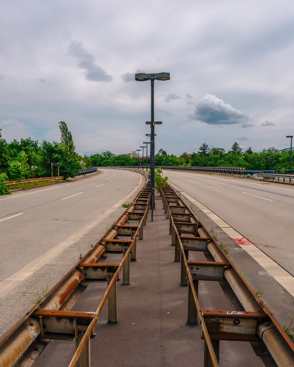 autofreiberlin's tweet photo. Wo früher Autos fuhren: Die A104 in Wilmersdorf ist die erste Berliner Stadtautobahn, die stillgelegt wurde. Eine sechsspurige Schnellstraße mitten durch einen Wohnblock zu führen hatte sich – Überraschung – dann doch nicht als die beste Idee erwiesen, 1/3 https://t.co/Z5aZfAI0l4