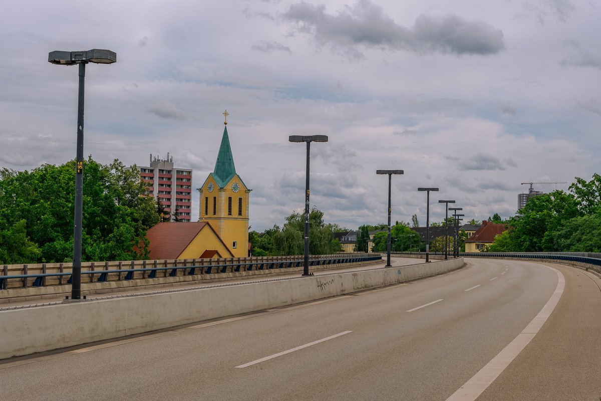 Wo früher Autos fuhren: Die A104 in Wilmersdorf ist die erste Berliner Stadtautobahn, die stillgelegt wurde. Eine sechsspurige Schnellstraße mitten durch einen Wohnblock zu führen hatte sich – Überraschung – dann doch nicht als die beste Idee erwiesen, 1/3