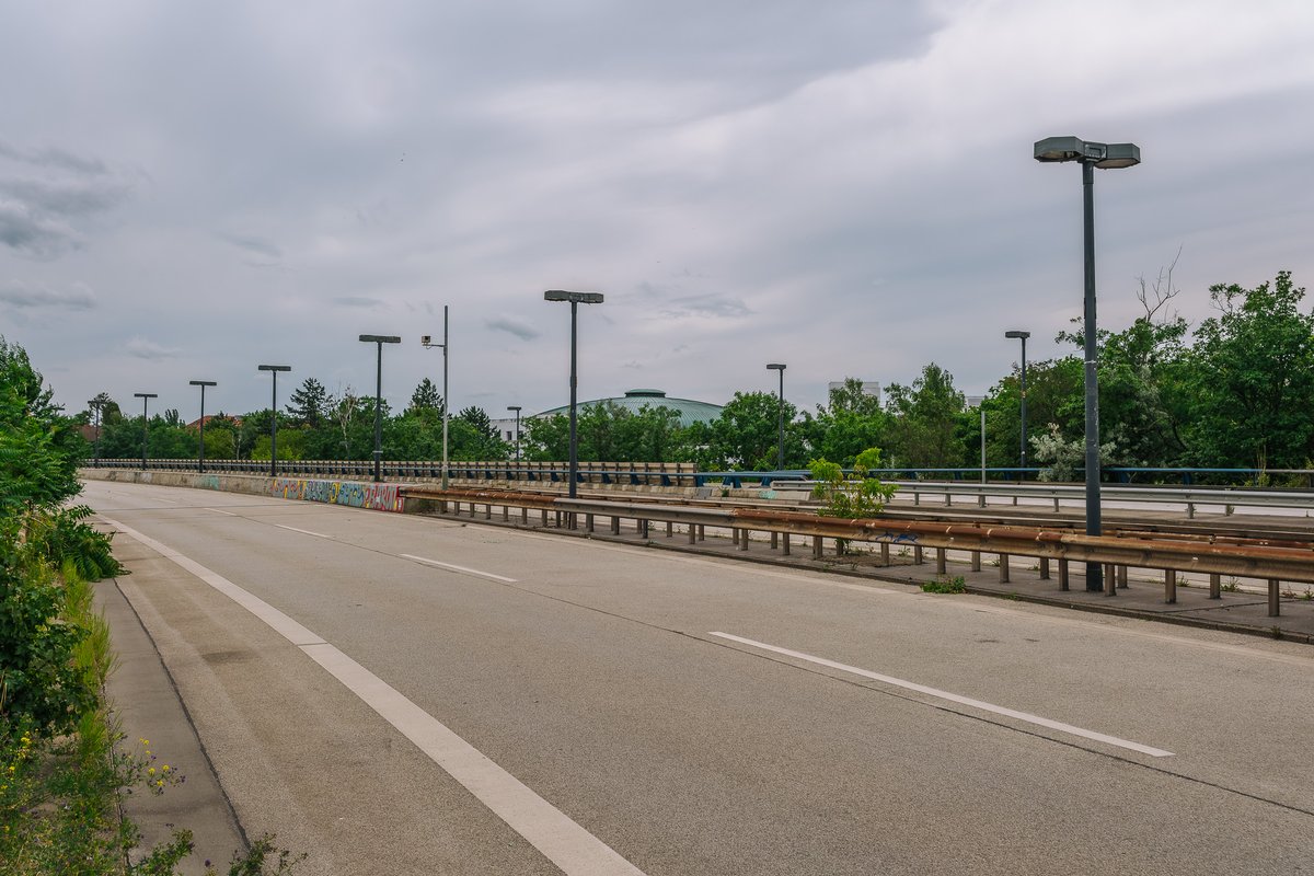 autofreiberlin's tweet photo. der Tunnel spottet jeden Sicherheitsstandards. Exemplarisch steht die A104 für den Albtraum der autogerechten Stadt und die in Beton gegossene Dystopie – einen Satz, den wir früher oder später über alle Berliner Stadtautobahnen aussprechen werden können. 2/3 https://t.co/70oYJU8ojL