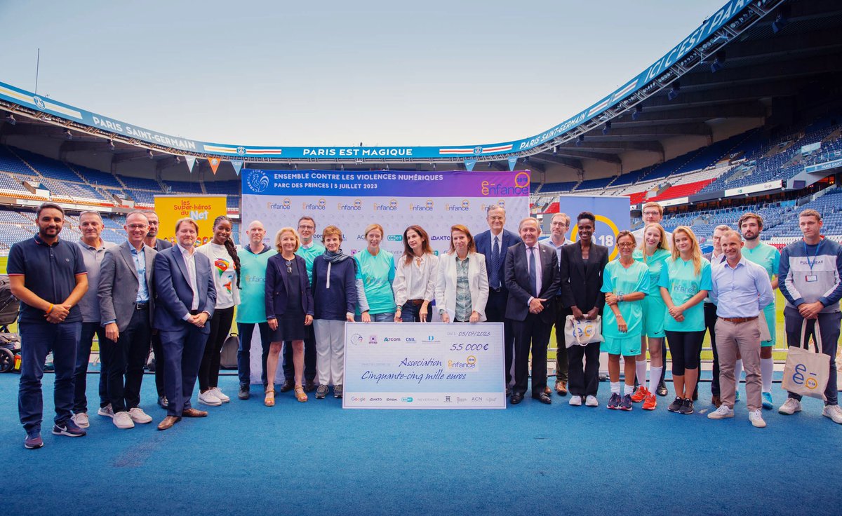 CharlotteCaubel's tweet photo. Nouvelle édition du tournoi de football @Cyber_TaskForce contre les violences numériques au Parc des Princes. 

Résultat : 55 000€ récoltés au profit de l’association @eenfance ! Bravo à l’ensemble des participants. 

L’année prochaine je viens avec une équipe @gouvernementFR ! https://t.co/m0k1dzMUP9
