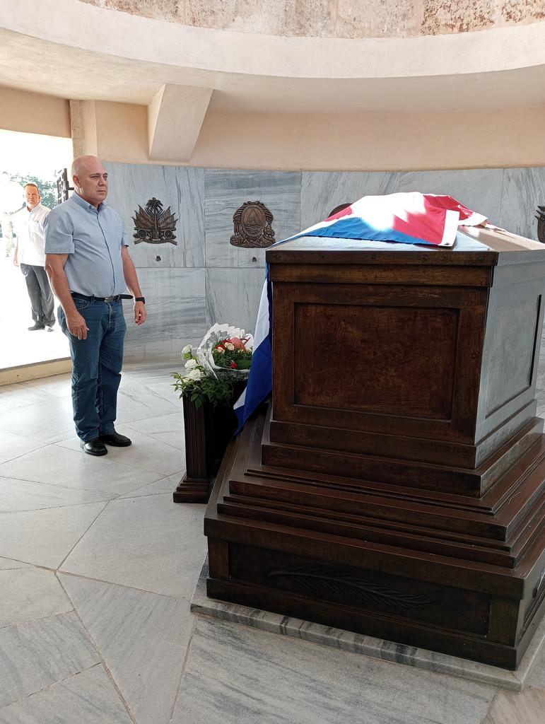 PartidoPCC's tweet photo. El Miembro del Buró Político, @DrRobertoMOjeda, comenzó su visita de trabajo a #SantiagoDeCuba rindiendo tributo al Comandante en Jefe, al Héroe Nacional, a la Madre y al Padre de la Patria. https://t.co/l4jyssfShG