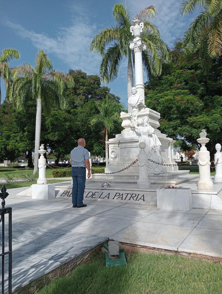 PartidoPCC's tweet photo. El Miembro del Buró Político, @DrRobertoMOjeda, comenzó su visita de trabajo a #SantiagoDeCuba rindiendo tributo al Comandante en Jefe, al Héroe Nacional, a la Madre y al Padre de la Patria. https://t.co/l4jyssfShG