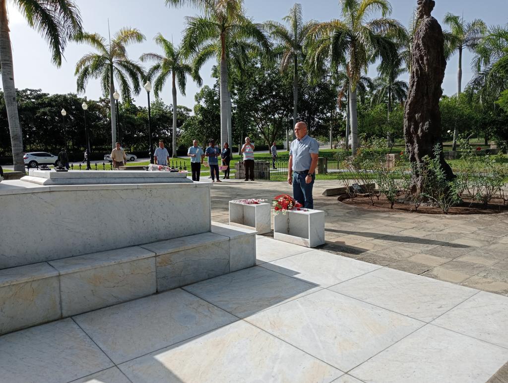 El Miembro del Buró Político, <a href="/DrRobertoMOjeda/">Dr. Roberto Morales Ojeda</a>, comenzó su visita de trabajo a #SantiagoDeCuba rindiendo tributo al Comandante en Jefe, al Héroe Nacional, a la Madre y al Padre de la Patria.