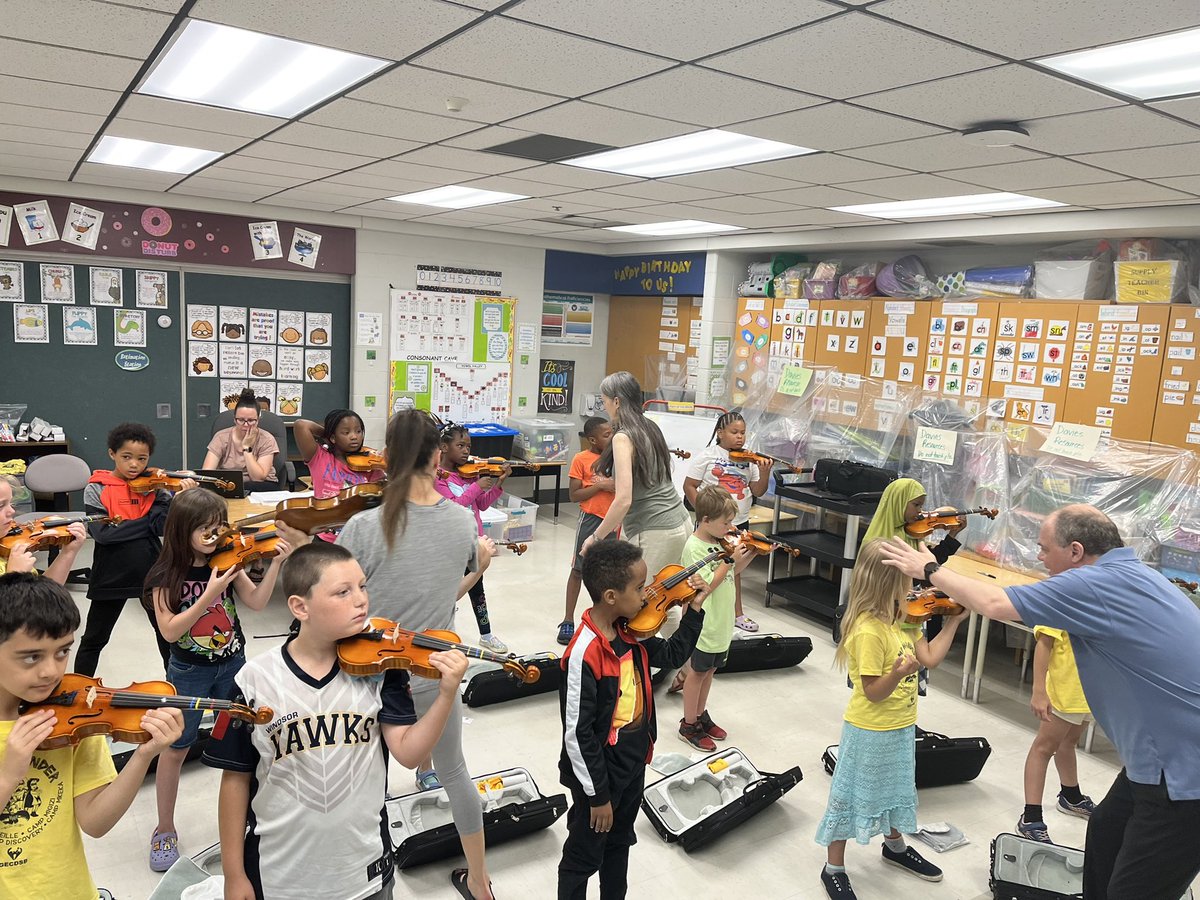 Soon to be pros! Awesome day with the strings program <a href="/gecdsbpro/">GECDSB PR</a> @MlleParaschak <a href="/ClaraHowitt/">Dr. Clara Howitt</a> @MeganDuby #SUMMERLEARNINGSLP2023 #CAMPWONDER