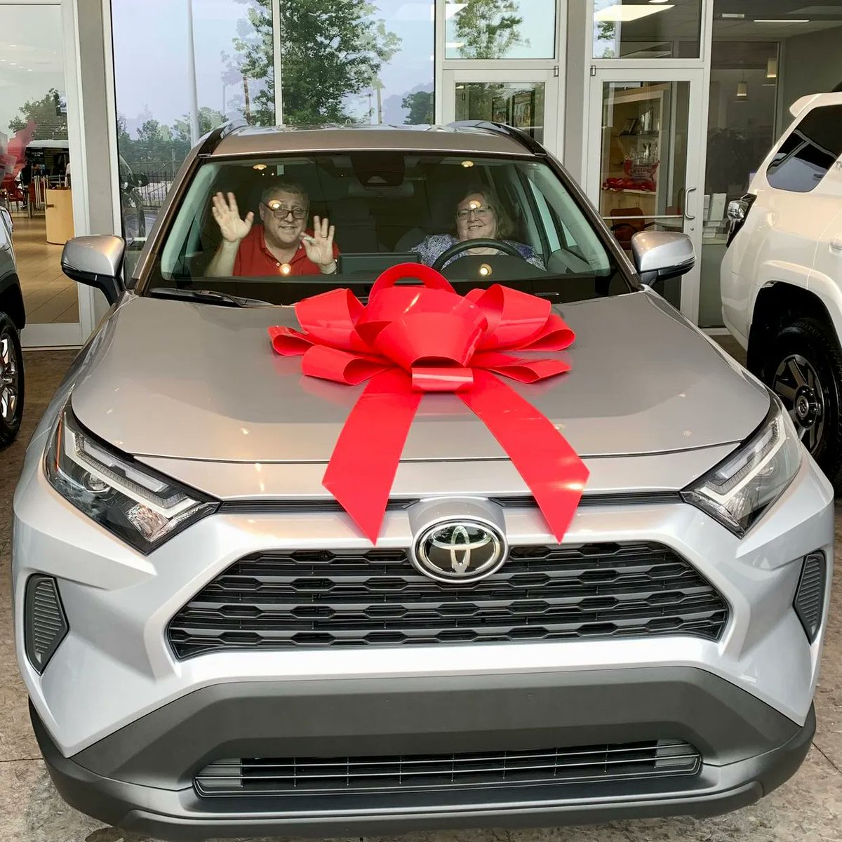 Marietta_Toyota's tweet image. 🎉 Congrats, Joe and family, on your fantastic upgrade! 🚗💨 We don&apos;t blame you for not wanting to get out of your new 2023 Toyota RAV4 - it&apos;s just too good to resist! 😎📸 Don&apos;t worry, we&apos;ve got you covered with a virtual high-five! 🙌  #UpgradeMode #RAV4Life #Toyota