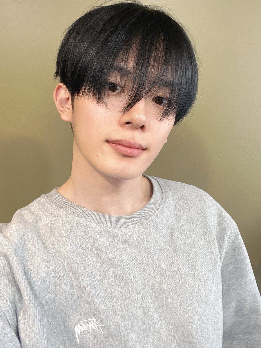 by_verivery's tweet photo. [#강민]

다들 잘자 
내 꿈꾸고 ㅋㅋ

#베리베리 #베러 https://t.co/ZLVCABRdxQ