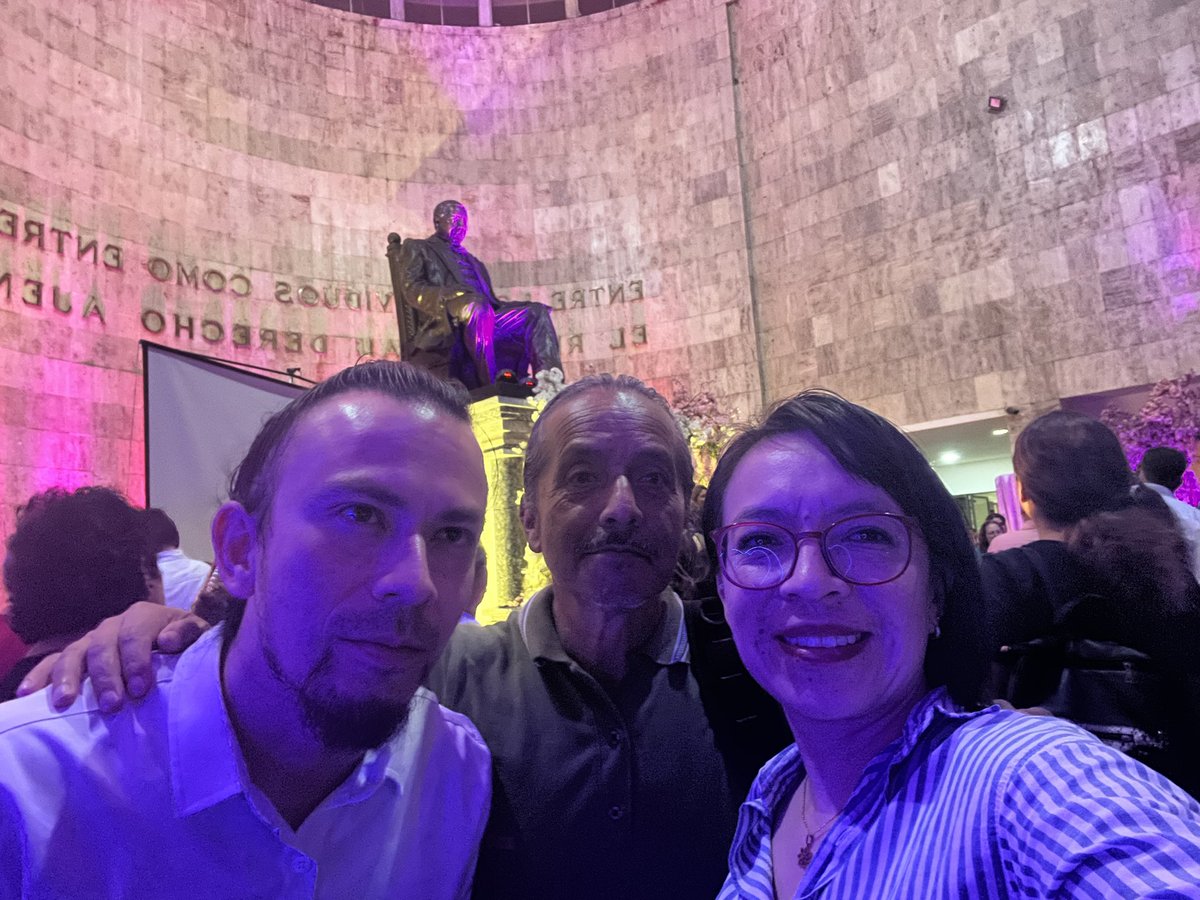 SaskiaHernandez's tweet photo. La noche de anoche en modo “hermana orgullosa”; disfrutando la presentación de @MigueRongoRongo en el informe del Voluntariado del Congreso a cargo de la diputada Paola Villamonte. Y un gustazo saludar a nuestro amigo @Osiris_Aquino #Inclusión #BastónBlanco https://t.co/vkr3kB570K