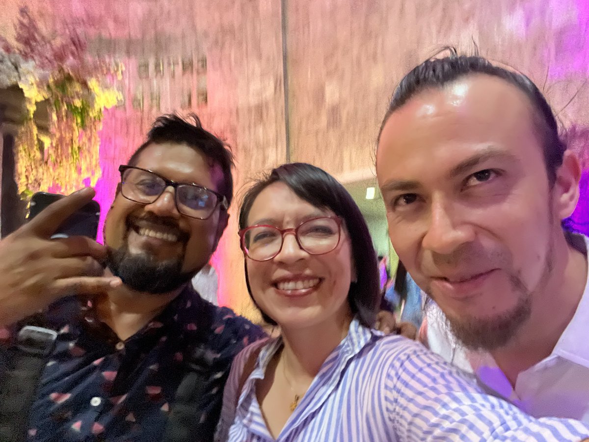 SaskiaHernandez's tweet photo. La noche de anoche en modo “hermana orgullosa”; disfrutando la presentación de @MigueRongoRongo en el informe del Voluntariado del Congreso a cargo de la diputada Paola Villamonte. Y un gustazo saludar a nuestro amigo @Osiris_Aquino #Inclusión #BastónBlanco https://t.co/vkr3kB570K