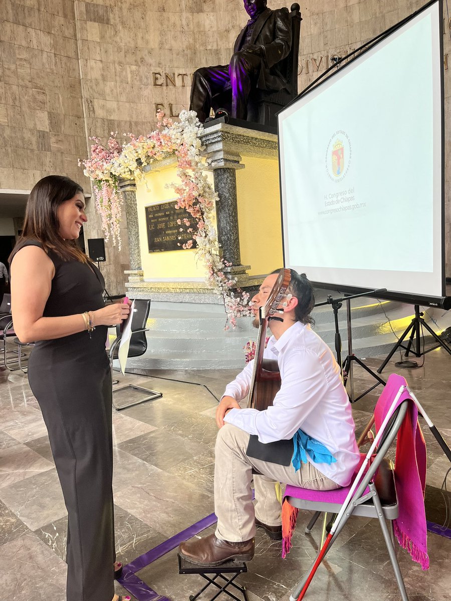 La noche de anoche en modo “hermana orgullosa”; disfrutando la presentación de <a href="/MigueRongoRongo/">Miguel Hernández</a> en el informe del Voluntariado del Congreso a cargo de la diputada Paola Villamonte. Y un gustazo saludar a nuestro amigo <a href="/Osiris_Aquino/">Cazador de Lunas</a> #Inclusión #BastónBlanco