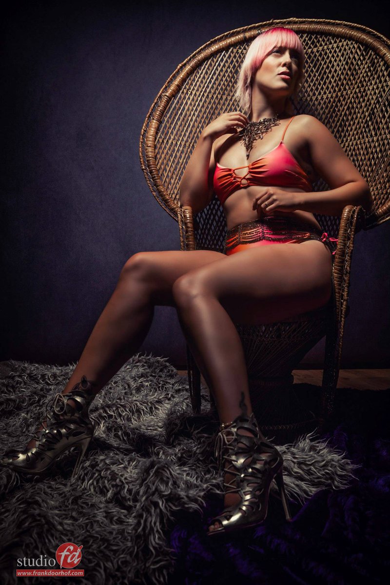 frankdoorhof's tweet photo. #glamour workshop with Claudia
One of the topics is how angles and position influence the look of an image. shoot too low with a wider lens and don't let the model slightly lean forward it could look weird
Strobes : #geekoto
#rogue Frank Doorhof #flashbender as accent light https://t.co/SjiWB4pNGc