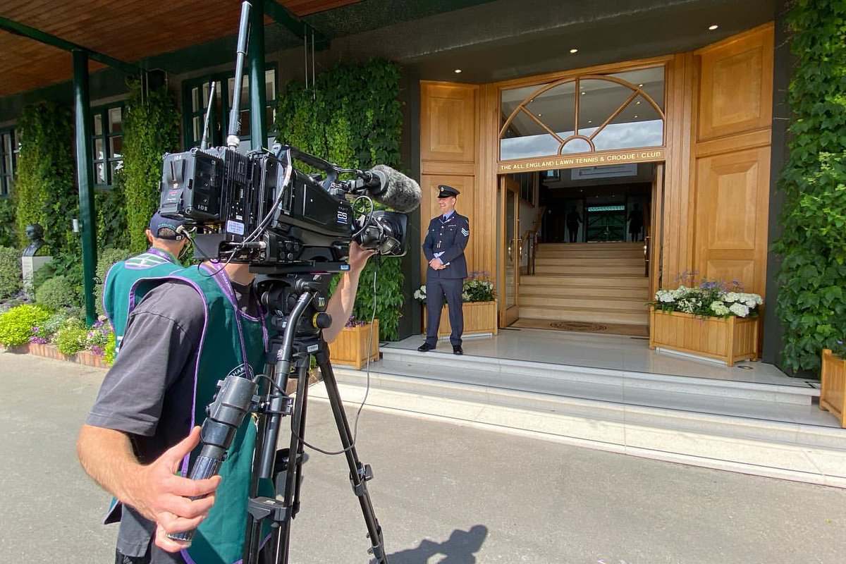 Vislink's tweet photo. #Eurosport team has aced it with their roving presentation. Using #Vislink #wirelesscamera technology and return video.🏆🎉
📷 @stevechalles
#outsidebroadcast @nep_uki @acsmediauk #EMGConnectivity @emg_connectivity #Wimbledon #Vislink #BehindTheScenes #broadcast #TVcrew #LiveTV https://t.co/HlVxzMJh27