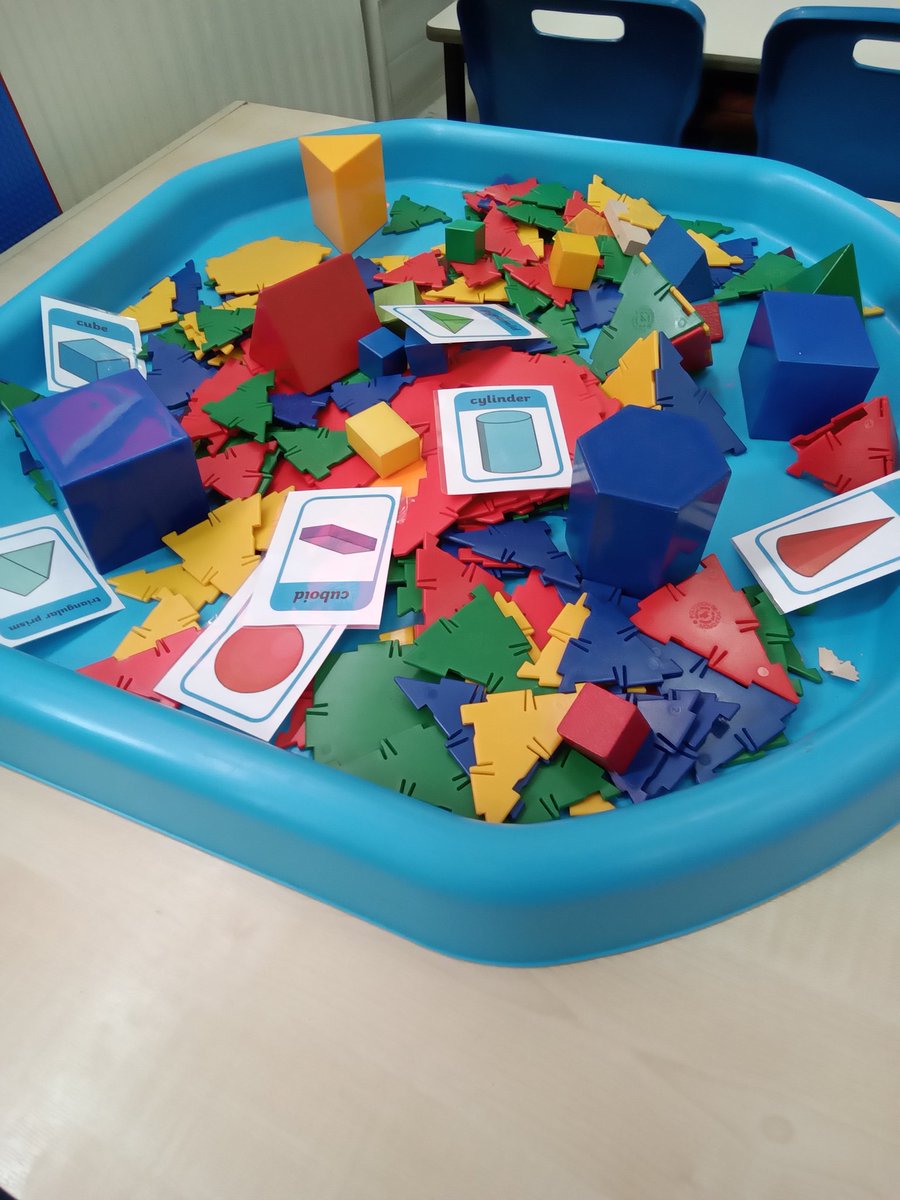 MrsJonesTA's tweet photo. 1Q having fun exploring  different  shapes ☺ 
@MissLukemans https://t.co/MMUB8uebcq