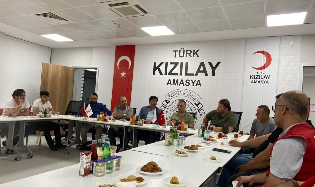 Türk Kızılay Genel Merkez Yönetim Kurulu Üyesi Sayın Yener Tanık, İl Merkezi Başkanımız sayın Mahmut Albayrak'ı ziyaret ederek, İl Yönetim Kurulu Üyelerimizin ve İlçe Başkanlarımızında hazır bulunduğu Koordinasyon Toplantımıza katıldı.
#TürkKızılayAmasyaİlBaşkanlığı