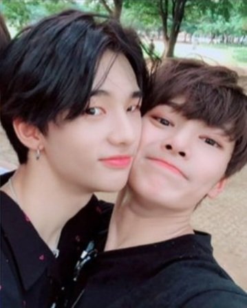hanjisfiness's tweet photo. liseye birlikte gidip resmen beraber büyüdüklerini unut jeonginin okula gitmeden her sabah hyunjini uyandırdığı gerçeğini unut jeonginin hyunjinin mezun olmasını istemediğini çünkü ayrı olmak istemediğini unut hyunjinin mutsuzken jeongine bakınca neşem yerine geliyo dediğini unut https://t.co/szLNJJCvaC