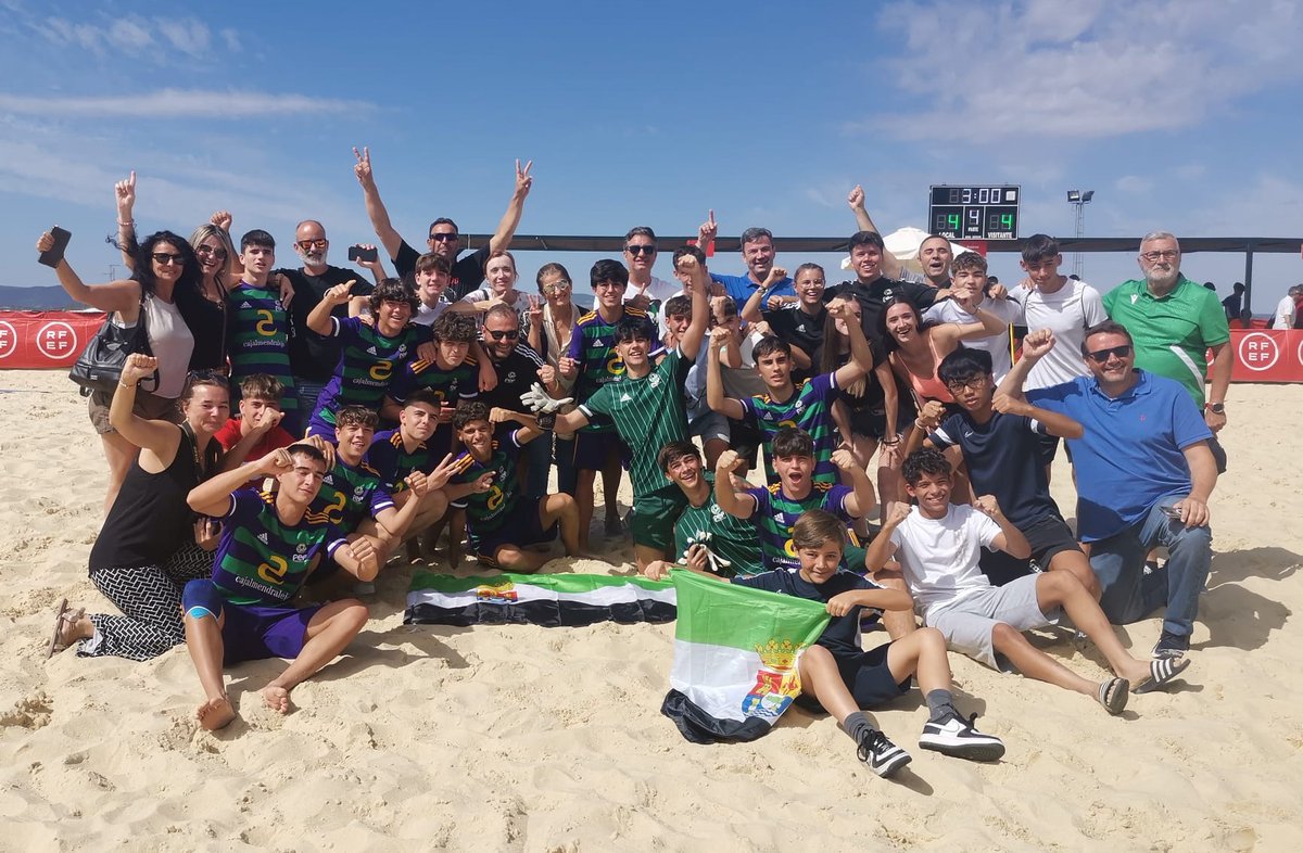 FedExFutbol's tweet photo. ⚽🏖️ | #FútbolPlaya |

🇪🇦CNSA Sub-16
📍Alcaracejos (Córdoba)

BALEARES 4-4 EXTREMADURA (Penaltis 4-5)

✅¡Victoria y tercer puesto para los cadetes extremeños, que cierran un 🇪🇦 Campeonato de España espectacular!

👏👏👏¡Enhorabuena!

#VamosExtremeña💚🤍🖤 https://t.co/zYjzu7aADl