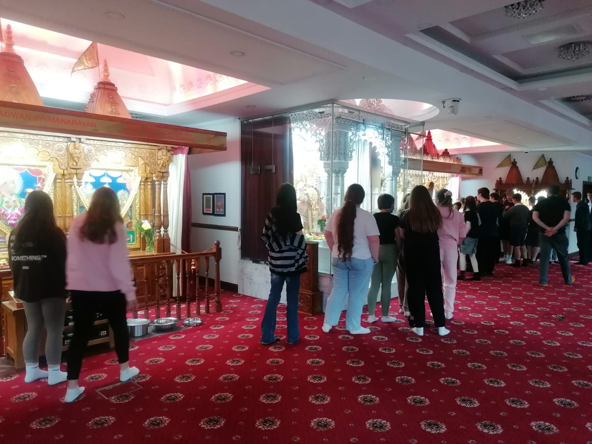 TonyrefailHSS's tweet photo. Year 8 and 9 pupils had a wonderful day exploring the rich cultures of Cardiff. We visited the Mandir and Synagogue. We can`t wait to visit again...🛕📷<🕍 https://t.co/YG3yDZ0ZT7