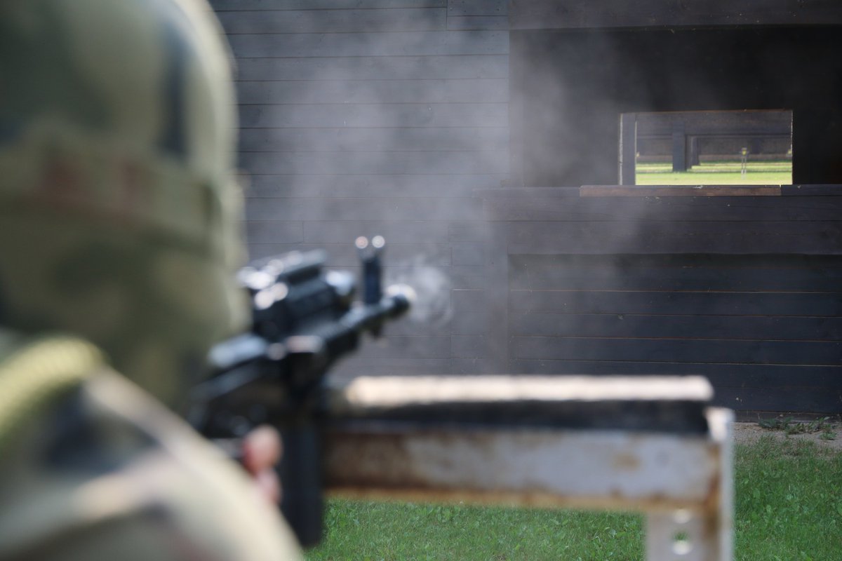 WCR_Lidzbark_W's tweet image. #𝔻𝕠𝕓𝕣𝕠𝕨𝕠𝕝𝕟𝕒ℤ𝕊𝕎 w #9pr
Poprawne zgranie przyrządów celowniczych 🎯 i spokojne ściągnięcie 👈 języka spustowego tak, aby strzał był dla żołnierza zaskoczeniem‼️
To szkolenie strzeleckie, w którym uczestniczą "dobrowolsi" II etapu szkolenia #DZSW (do 11 miesięcy)
📷 9pr