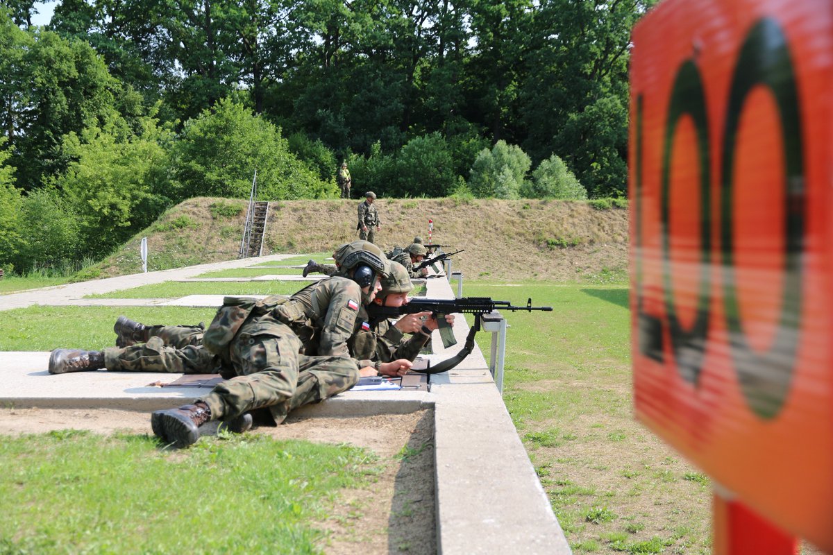 WCR_Lidzbark_W's tweet image. #𝔻𝕠𝕓𝕣𝕠𝕨𝕠𝕝𝕟𝕒ℤ𝕊𝕎 w #9pr
Poprawne zgranie przyrządów celowniczych 🎯 i spokojne ściągnięcie 👈 języka spustowego tak, aby strzał był dla żołnierza zaskoczeniem‼️
To szkolenie strzeleckie, w którym uczestniczą "dobrowolsi" II etapu szkolenia #DZSW (do 11 miesięcy)
📷 9pr