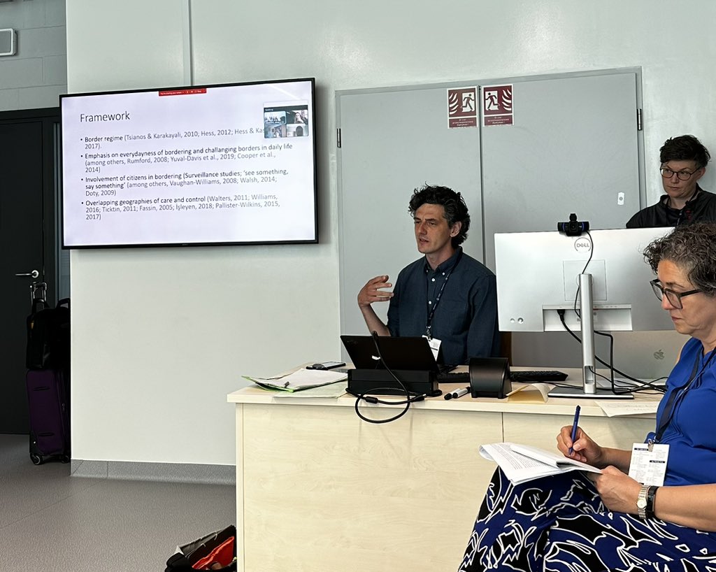.@peksen_mert brings it home in the last panel of @IMISCOE #IMISCOE2023 drawing on his fieldwork in small coastal towns in Turkey - a geographic area our eurocentricity left underresearched  - seeking to understand local residents’ everyday encounters with transit mig & borders.