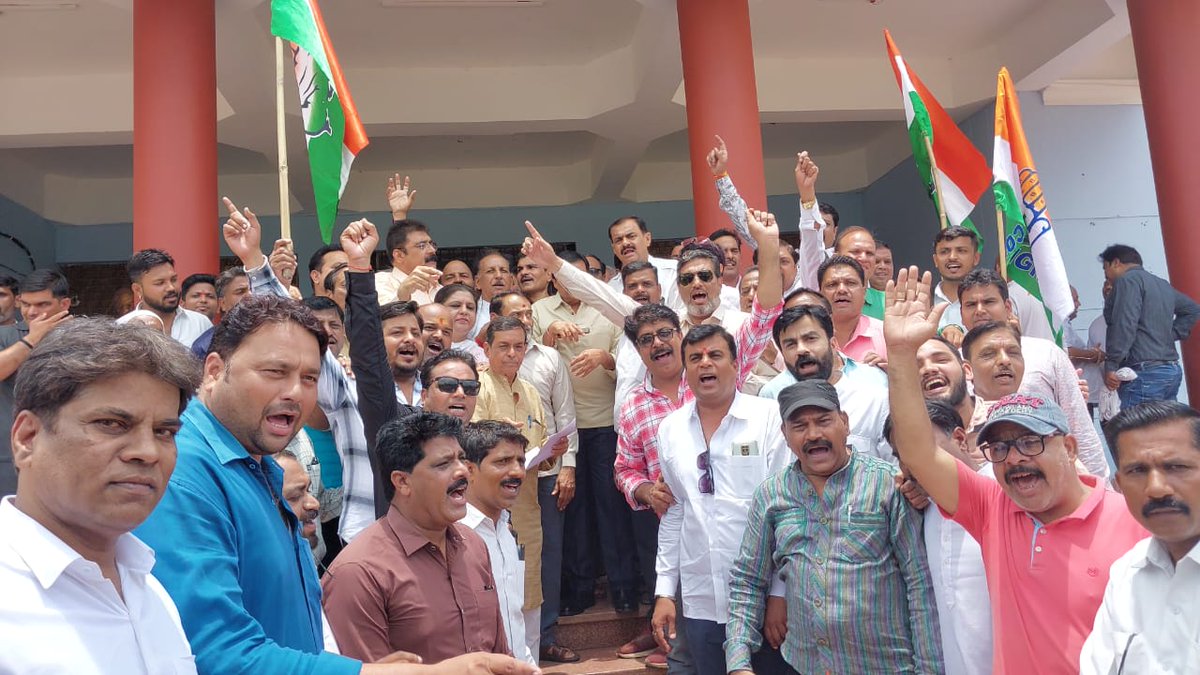 gouravjoshiIYC's tweet photo. सीधी की घटना को लेकर पूर्व मंत्री सज्जन सिंह वर्मा जी की उपस्तिथि में देवास जिला मुख्यालय पर ज्ञापन सोपा गया।

आदिवासी विरोधी भाजपा https://t.co/yghaA8Z6y4