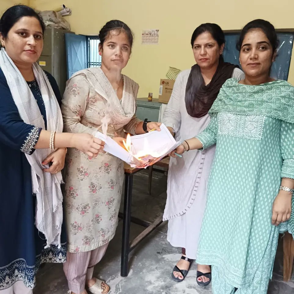 ppsbsfpunjab's tweet photo. ਪੰਜਾਬ ਪੇਅ ਸਕੇਲ ਬਹਾਲੀ ਸਾਂਝਾ ਫਰੰਟ ਦੇ ਸੱਦੇ ਤੇ ਅੱਜ 17-07-2020  ਦੇ ਨੋਟੀਫਿਕੇਸ਼ਨ ਦੀਆਂ ਕਾਪੀਆਂ ਸਾੜਦੇ ਹੋਏ ਵੱਖ ਵੱਖ ਵਿਭਾਗਾਂ ਦੇ ਮੁਲਾਜ਼ਮ ਸਾਥੀ। https://t.co/A5cJbWiMRf