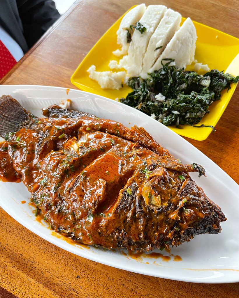chepchikoni's tweet photo. Happy client eating. This could be you but hujatupea order ya fish customer  bana 😄 we have yummy fish In peanut sauce and coconut sauce for 500 bob ugali 100 and greens 100 . Tamu sana! We are on ngong rd soko safi mall. Order on 0717220023 https://t.co/MJ35xttF6H