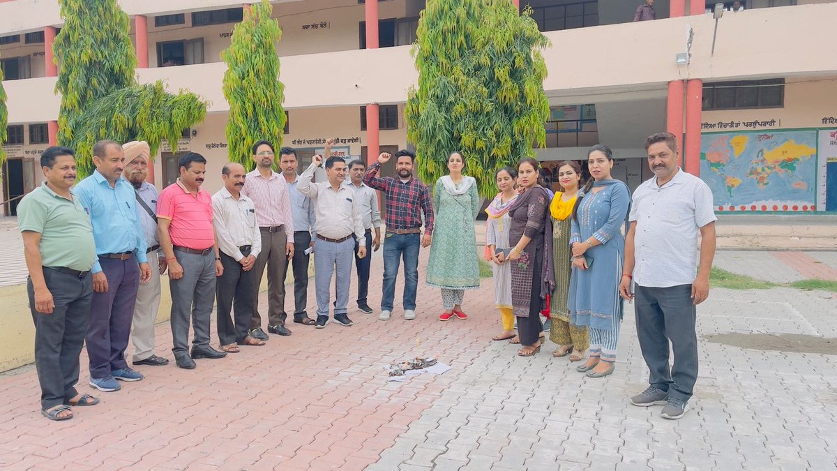 ppsbsfpunjab's tweet photo. ਪੰਜਾਬ ਪੇਅ ਸਕੇਲ ਬਹਾਲੀ ਸਾਂਝਾ ਫਰੰਟ ਦੇ ਸੱਦੇ ਤੇ ਅੱਜ 17-07-2020  ਦੇ ਨੋਟੀਫਿਕੇਸ਼ਨ ਦੀਆਂ ਕਾਪੀਆਂ ਸਾੜਦੇ ਹੋਏ ਵੱਖ ਵੱਖ ਵਿਭਾਗਾਂ ਦੇ ਮੁਲਾਜ਼ਮ ਸਾਥੀ। https://t.co/FkgW70oPI4
