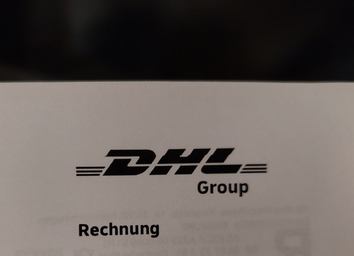 #DeuschePost heißt ja jetzt wirklich #DHLgroup 😅 sehe ich zum ersten Mal aufm den Rechnungen.
