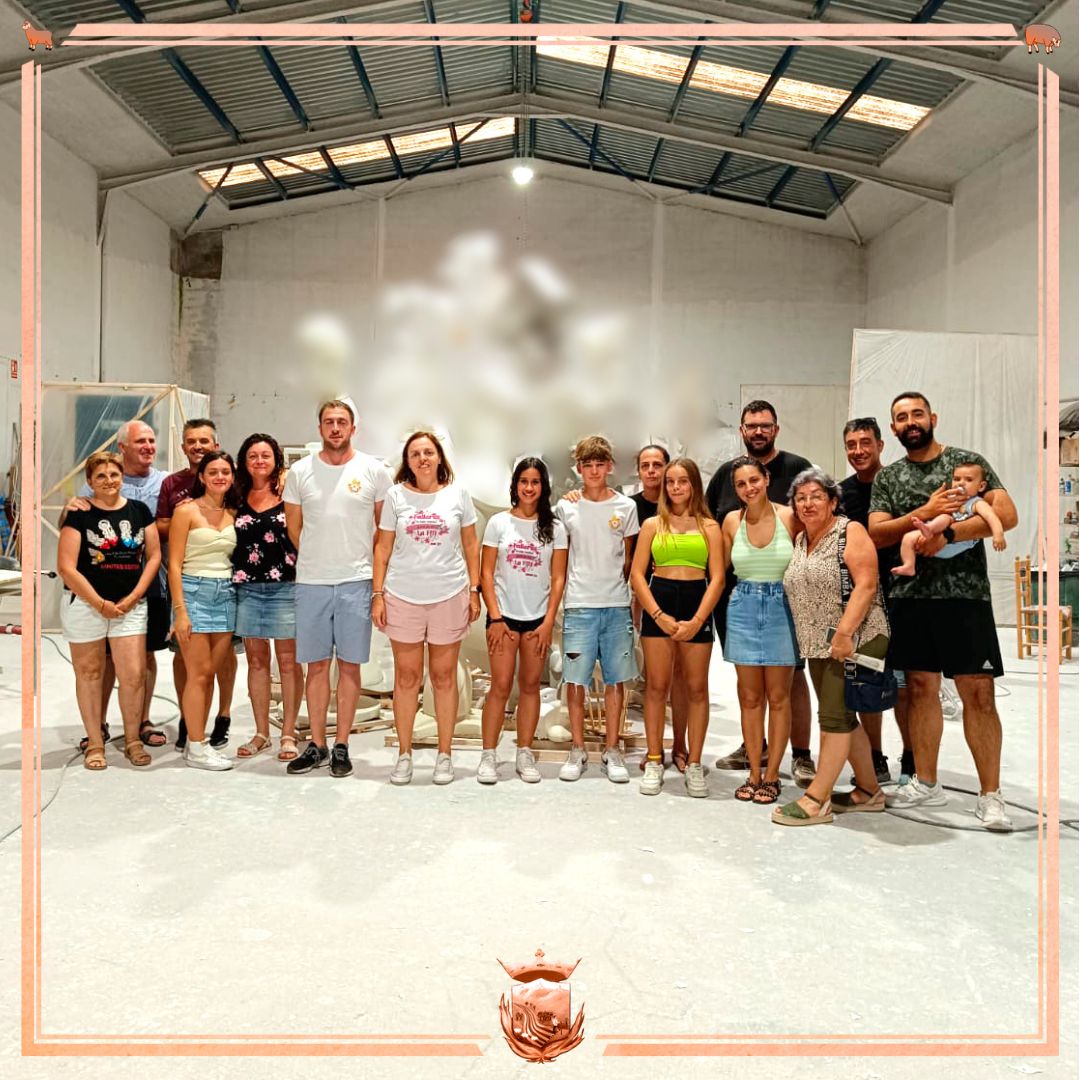 🎨🖌️El passat dilluns vàrem estar al taller de Juanjo Salom per veure com avança la nostra falla infantil. Naiara i Marc no podien amagar la seua il·lusió i és que vàrem eixir molt contents d'allí.🤗 Quines ganes de vore-la a la plaça de la Dula!🥰

Foc, festa i DULA ❤‍🔥