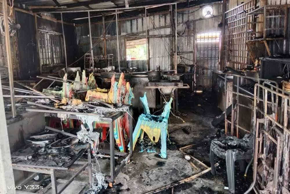 mynewshub's tweet photo. Tular suami isteri peniaga roti nan disimbah asid

MOHAMAD HISYAMUDDIN AYUB
06 JUL 2023 4:42 PM

SELAYANG - Sepasang suami isteri berhadapan detik ngeri apabila seorang individu tidak dikenali secara tiba-tiba mencurahkan asid semasa mereka baru memasuki lif di Pangsapuri Laksamana Jaya, dekat sini.

Kejadian tersebut berjaya dirakam oleh televisyen litar tertutup (CCTV) yang dipasang di bangunan pangsapuri tersebut.

Kes tersebut menjadi tular apabila seorang pemilik akaun Facebook bernama Khairy Adli telah memuat naik video kejadian dan gambar mangsa di hospital di dalam group 'Gombak Food Delivery'.

Katanya, mangsa adalah keluarga sahabatnya dan pasangan suami isteri itu bekerja sebagai peniaga roti nan.

"Kemudian semalam (Rabu) mangsa disimbah asid. Mata dan badan melecur.

"Mohon sesiapa kenal yang buat macam ini beri maklumat. Mangsa pemilik kedai makan Nan Corner yang menjual roti nan di Selayang.

"Memang tidak selamat hendak berniaga di kawasan itu. Orang dengki banyak," lontarnya di dalam media sosial Facebook.

Khairy turut meminta agar orang ramai memanjangkan lagi mesej yang dikongsikannya dalam platform tersebut.

Katanya, dia pernah makan di kedai keluarga kawannya itu dan makanan memang sedap serta ramai orang.

"The one and only best roti nan di Selayang. Bukan sekali dua benda-benda macam ini terjadi kepada mangsa, tapi mangsa bangun dan terus berniaga.

"Tak sangka dah sampai main bakar kedai dan simbah asid. Harap polis cepat buat kerja. Selayang is a hot spot for crime," ujarnya.

Sementara itu, Sinar Harian cuba mendapatkan maklumat berhubung kebakaran kedai roti nan yang didakwa itu daripada pihak Jabatan Bomba Dan Penyelamat Malaysia (JBPM) Selangor.

Pihak JBPM bagaimanapun menyatakan tiada menerima panggilan melibatkan kebakaran tersebut.

Sinar Harian masih menunggu maklum balas daripada pihak polis berhubung insiden itu.